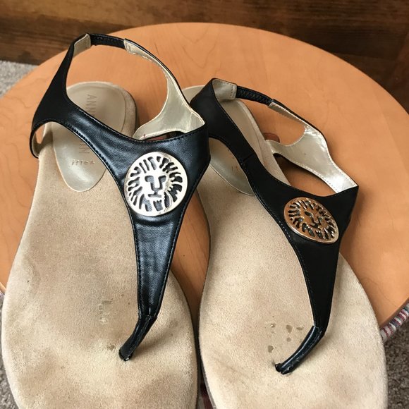 Anne Klein Black Flat Thong Sandals w/Goldtone Lion Logo Badge Size 9M - Picture 3 of 10
